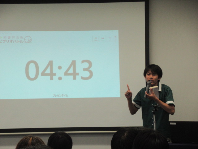高校生が推し本を発表する様子